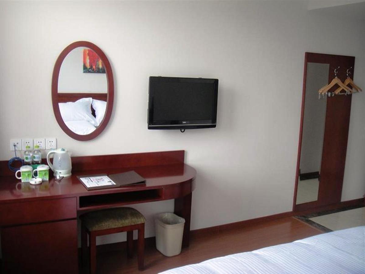Greentree Inn Shanghai Pudong Airport Huaxia East Road Railway Station Shell Hotel 3*