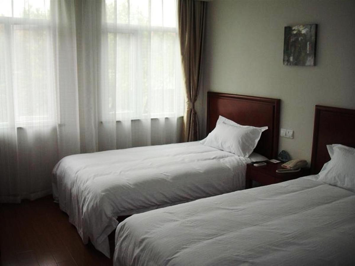 Greentree Inn Shanghai Pudong Airport Huaxia East Road Railway Station Shell Hotel 3*
