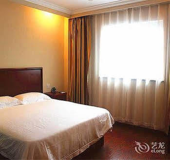 Greentree Inn Shanghai Pudong Airport Huaxia East Road Railway Station Shell Hotel 3*