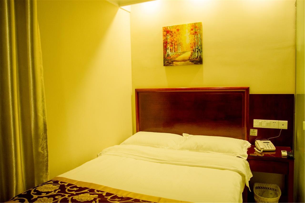Greentree Inn Shanghai Pudong Airport Huaxia East Road Railway Station Shell Hotel 3*
